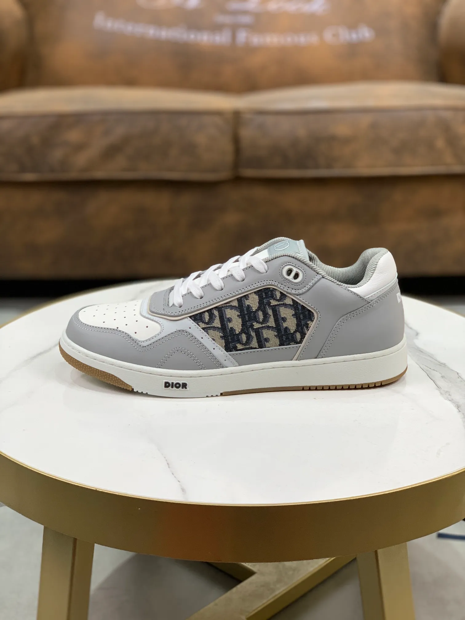 👟👟Ex-factory price 480👟👟 The latest popular casual sports shoes for couples in the Dior B27 series. It took more than three months to finally reproduce it perfectly. We made every detail exactly the same as the original. We decisively keep the style for ourselves when shipping. How can beauties and handsome guys who like sports not keep it for themselves? With multiple craftsmanship, this low-cut sneaker newly launched this season is one of the flagship styles of the series. Dior B27 sneakers, original version 7800👟👟 Purchased in early spring, new presbyopic sneakers. A favorite among major celebrities and Internet celebrities. The on-foot effect is very nice. The B27 sneakers are made by Italian craftsmen. They have distinct layers and a unique three-dimensional effect, showing a modern and elegant style, comparable to Dior Internal stretch details provide ideal comfort and can be paired with a variety of casual looks. Shows fashionable and modern sports style. Original imported Italian silk cowhide stitched with embroidered letters lining and feet, original imported breathable double-layer mesh, original customized T👟👟factory price U two-color outsole. We all follow the original binding process, one last for each yard, and the yardage is accurate. On the surface it seems simple and has no technical content, but in fact it is quite a test of the technical operation of the master Luo Di. The market's top quality is welcome to compare, any details are unconditional 👟👟Ex-factory price K. There are pictures and the truth. Today's Internet celebrities and foreign stars are buying it one after another! Fully responsible for dressing in spring, summer, autumn and winter. CD elements create an avant-garde and bold look. Original molded T👟👟Factory price U outsole No matter how many versions there are on the market, you will be full of surprises the moment you get it! The perfect genuine version, you can go in and out of the counter at will. Fabric: Original imported silk cowhide with embroidered letters Lining: Imported original breathable double-layer mesh Foot: Imported original latex mesh Outsole: Original T👟👟 Factory price U two-color bottom Size: 35-45 (Male 38.46 custom-made, non-refundable and non-exchangeable)